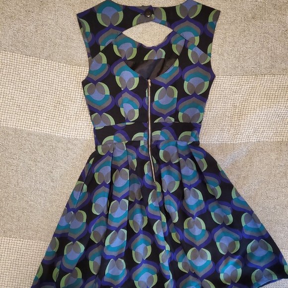 Louche peacock pattern cocktail green dress - Picture 3 of 6